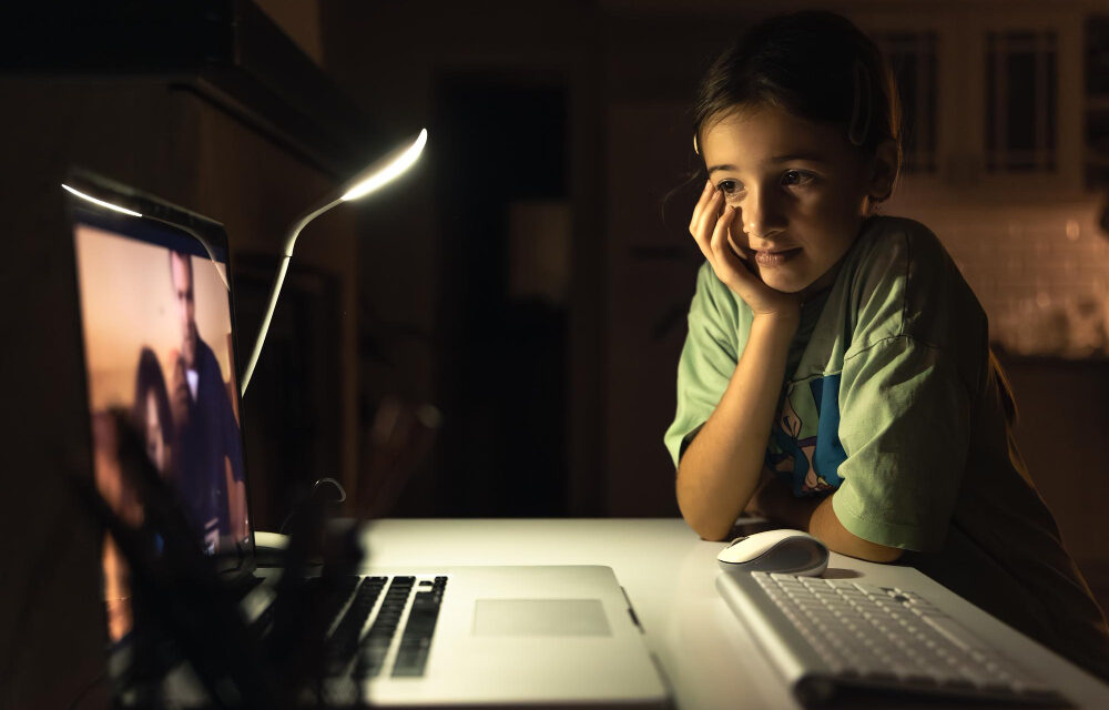 Screen Time and Focus Problems in School Kids: Causes, Symptoms, and Solutions